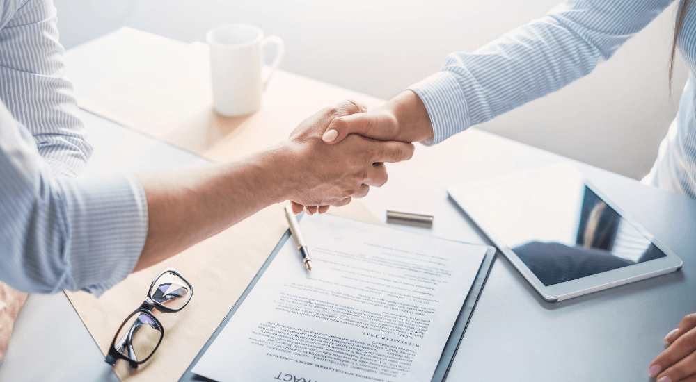 Personas firmando contrato laboral en Chile como acuerdo de trabajo formal