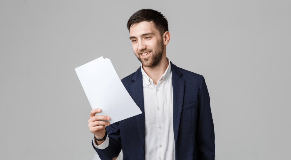 Hombre feliz revisando documentos tras eliminar sus antecedentes penales en Chile