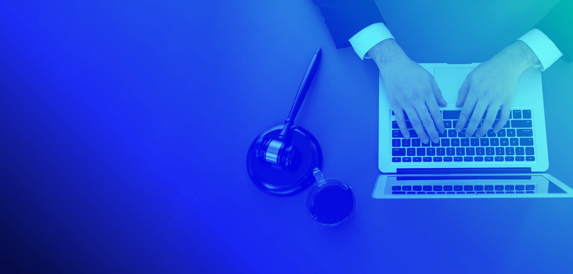 Abogado escribiendo artículos legales en su computador