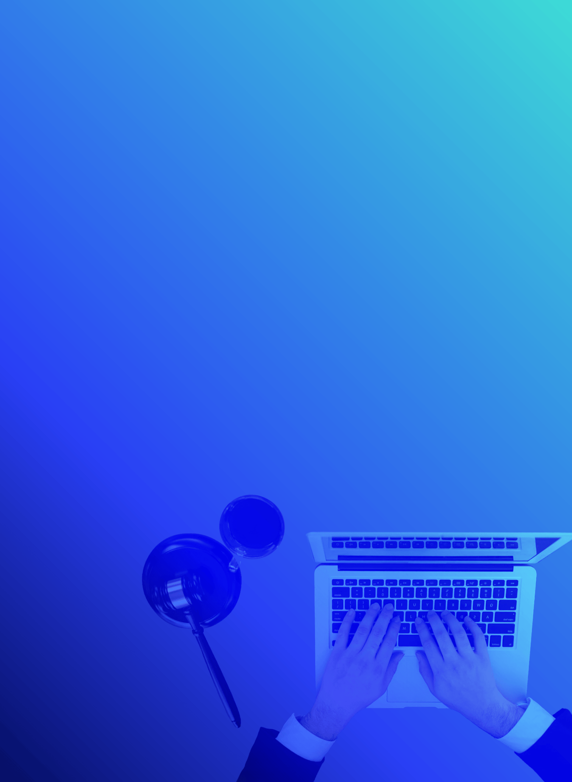 Abogado escribiendo artículos legales en su computador